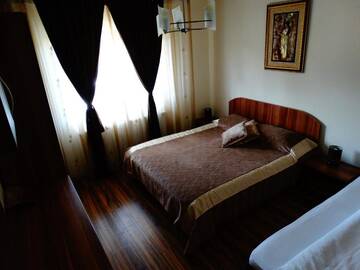 Фото номера Улучшенный трехместный номер Гостевой дом Pensiunea Casa Maria г. Корбени 2