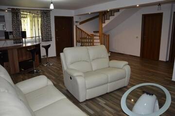 Фото номера Улучшенный трехместный номер Гостевой дом Pensiunea Casa Maria г. Корбени 4